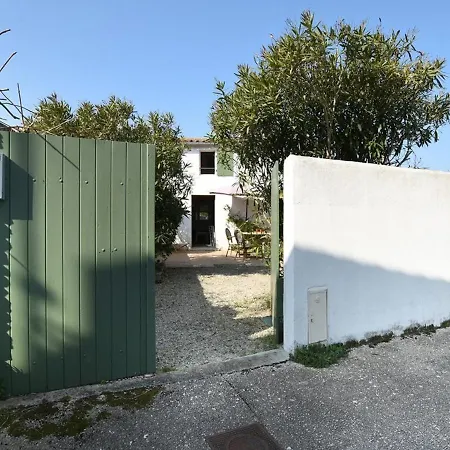 Maison De Charme Avec Cour, 2 Chambres, Cuisine Equipee, Proche Village St Clement Des Baleines - Fr-1-434-74 * Saint-Clément-des-Baleines