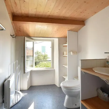 Maison De Charme Avec Cour, 2 Chambres, Cuisine Equipee, Proche Village St Clement Des Baleines - Fr-1-434-74 Hébergement de vacances