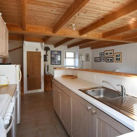 Maison De Charme Avec Cour, 2 Chambres, Cuisine Equipee, Proche Village St Clement Des Baleines - Fr-1-434-74 * Saint-Clément-des-Baleines