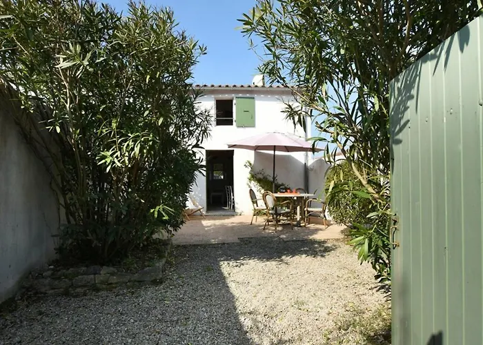 Holiday home Maison De Charme Avec Cour, 2 Chambres, Cuisine Equipee, Proche Village St Clement Des Baleines - Fr-1-434-74