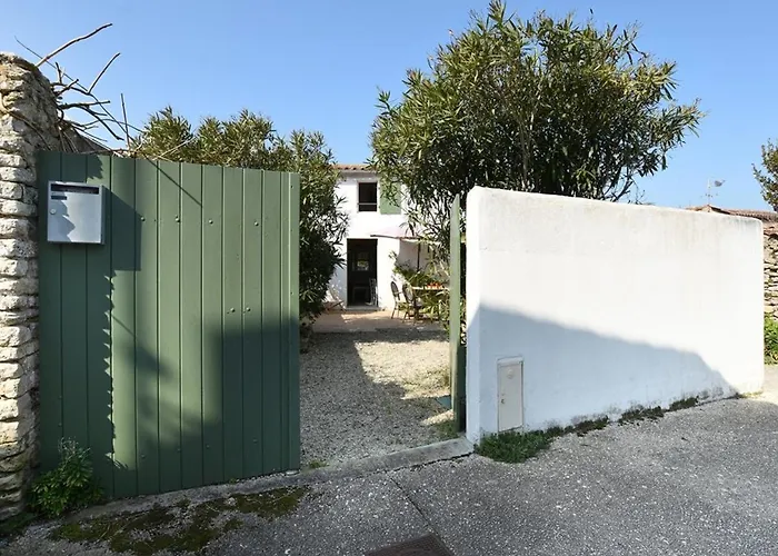 Maison De Charme Avec Cour, 2 Chambres, Cuisine Equipee, Proche Village St Clement Des Baleines - Fr-1-434-74 * Saint-Clement-des-Baleines