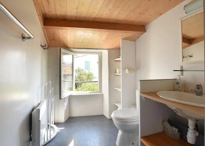 Maison De Charme Avec Cour, 2 Chambres, Cuisine Equipee, Proche Village St Clement Des Baleines - Fr-1-434-74 Holiday home