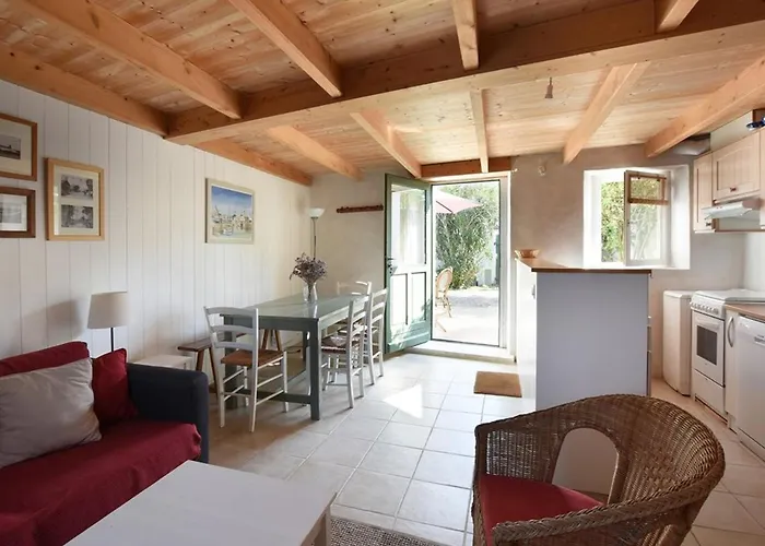 Maison De Charme Avec Cour, 2 Chambres, Cuisine Equipee, Proche Village St Clement Des Baleines - Fr-1-434-74 * Saint-Clement-des-Baleines