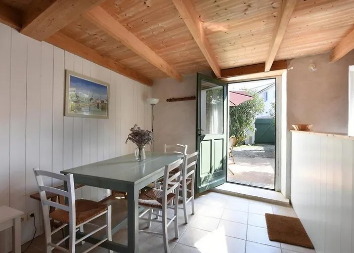 Maison De Charme Avec Cour, 2 Chambres, Cuisine Equipee, Proche Village St Clement Des Baleines - Fr-1-434-74 Holiday home